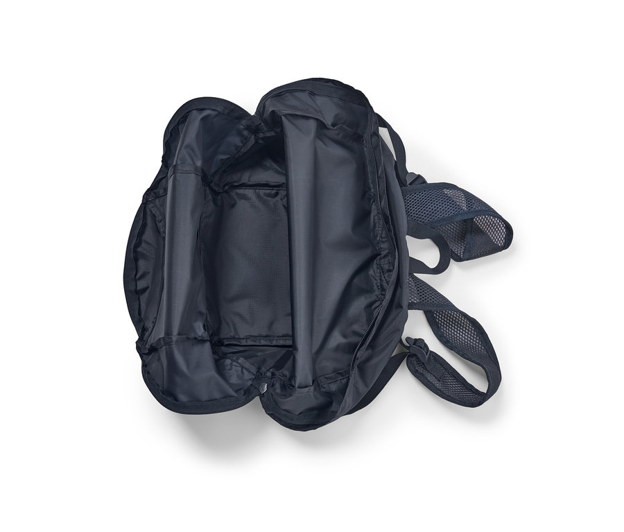 Otwarty, pusty, składany plecak w kolorze granatowym.