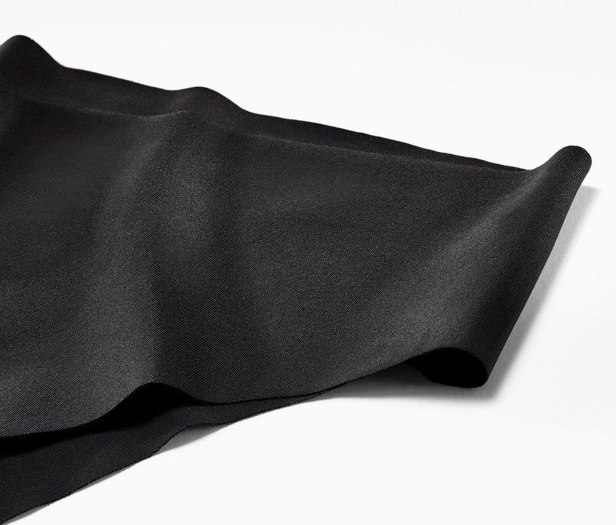 Zbliżenie na dwie czarne figi magic cut.