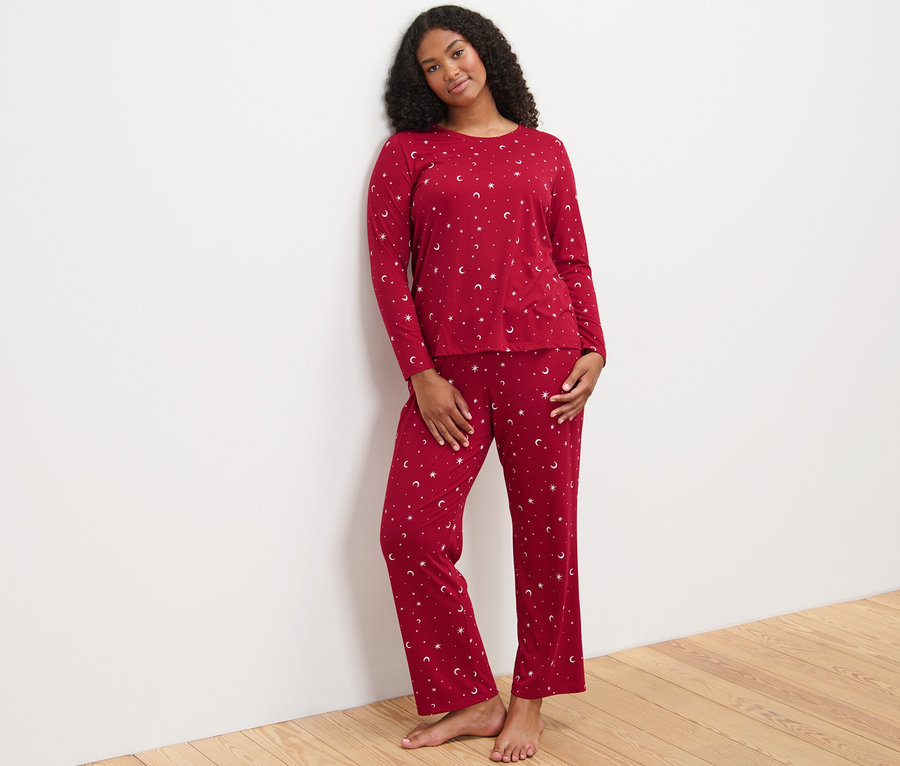 Kobieta w czerwonej piżamie.