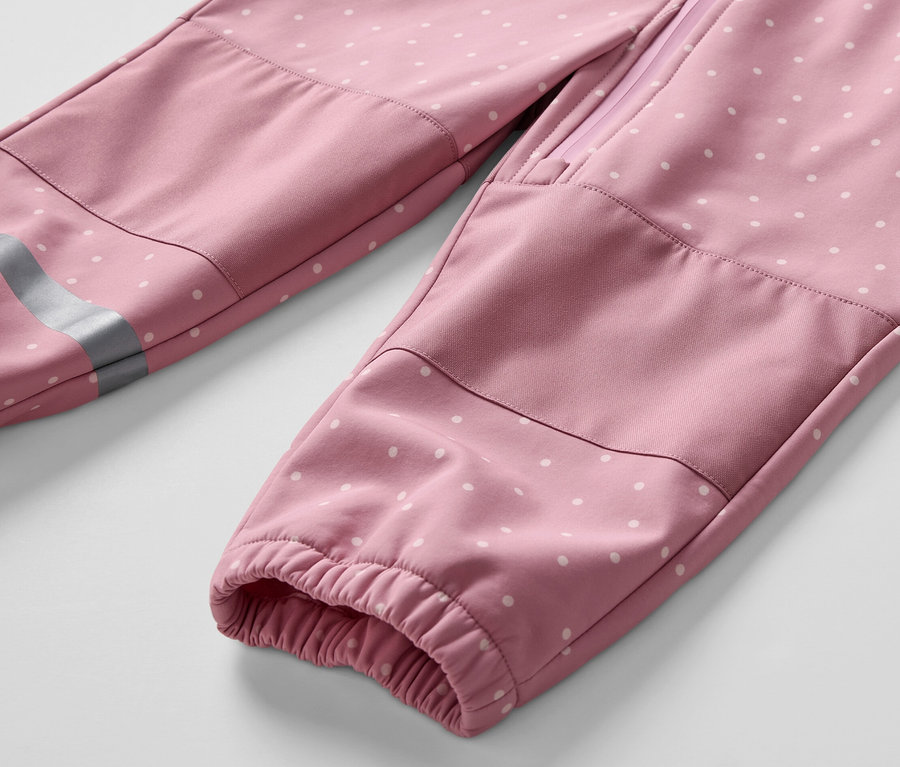 Zbliżenie na kombinezon softshellowy dla dzieci z białymi kropkami.