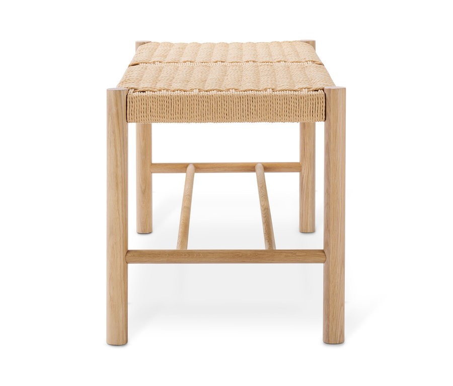 Ławka z plecionym siedziskiem na białym tle.