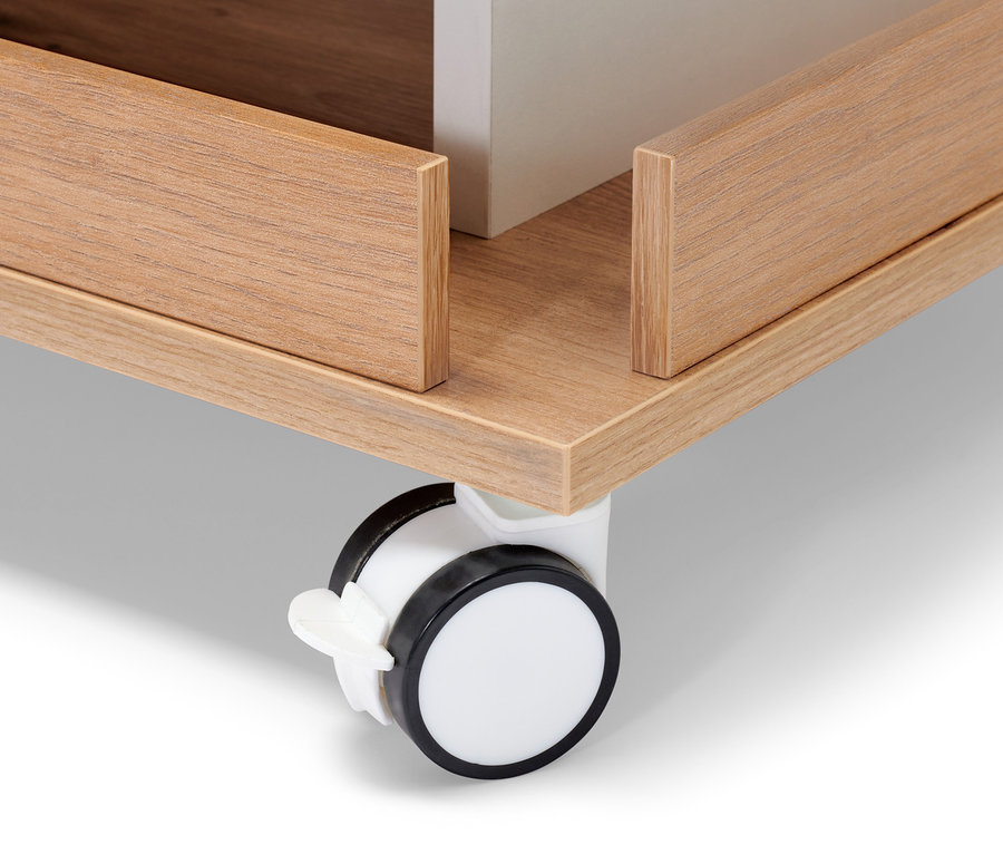 Zbliżenie na regał z miejscem do przechowywania, ukazujące kółko i drewnianą konstrukcję.