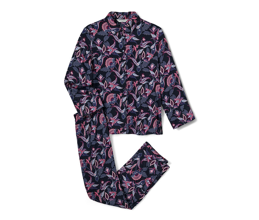 Piżama ze spodniami z tkaniny w kwiatowy wzór, z długim rękawem i spodniami, leży na białym tle.