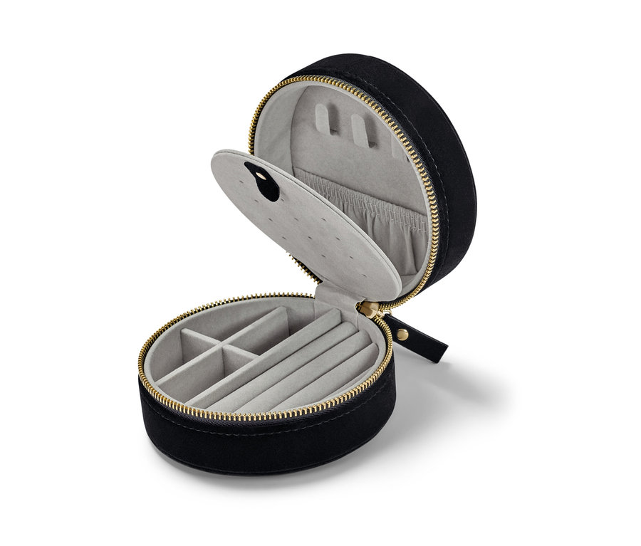 Otwarta mała czarna kasetka na biżuterię z szarym wnętrzem z tkaniny.