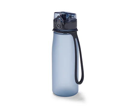 Niebieski bidon sportowy.