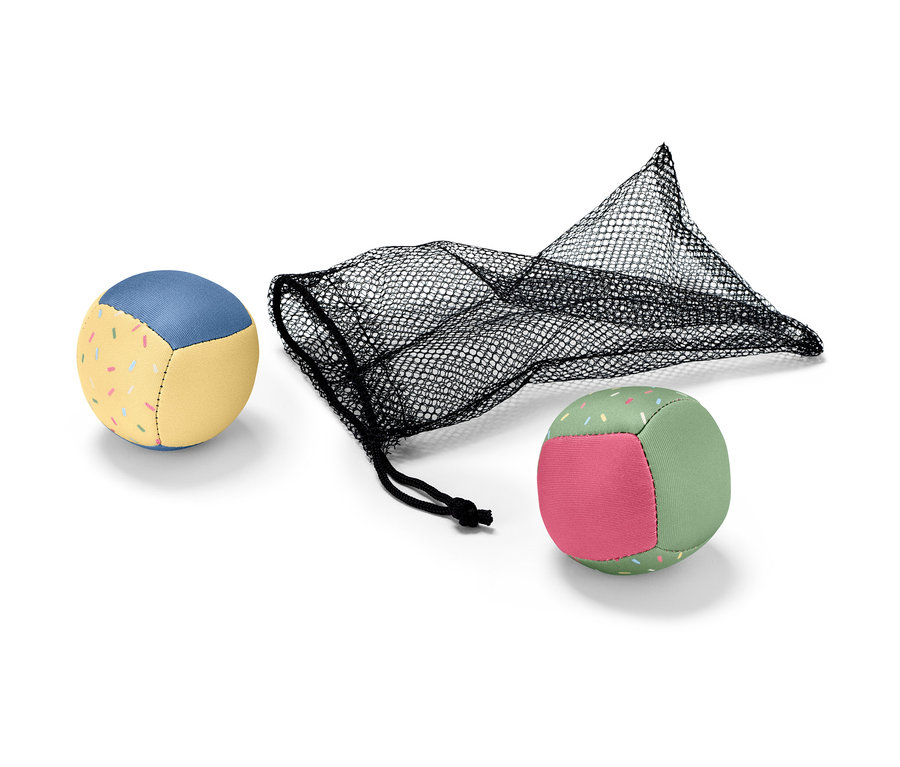 Dwie piłki do zabawy w wodzie i czarna siatka.
