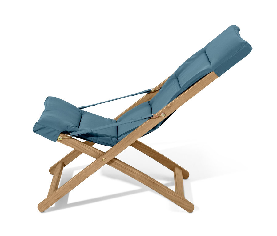 Niebieskoszary składany fotel wypoczynkowy na białym tle.