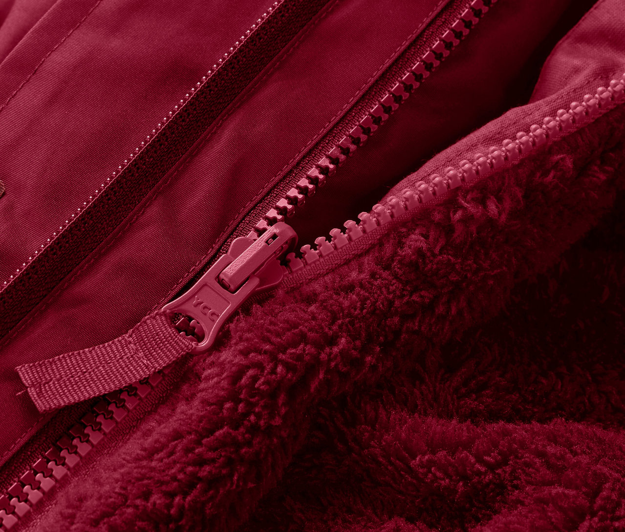 Szczegół czerwonej kurtki zimowej 3 w 1 dla dzieci z zamkiem błyskawicznym.