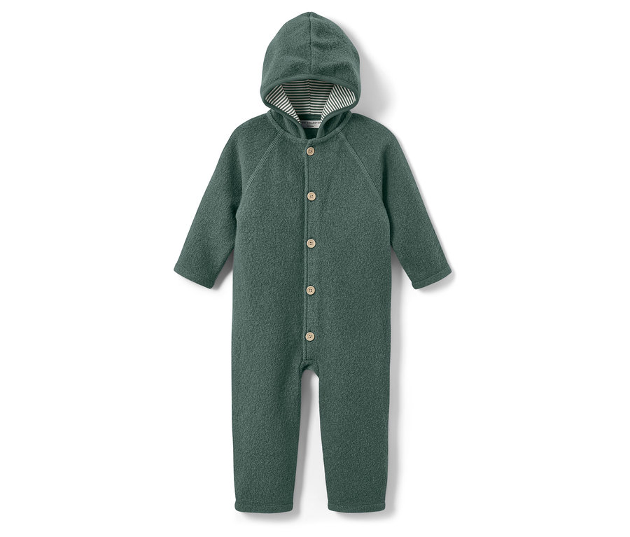 Zielony kombinezon dla niemowląt z kapturem i guzikami na jasnym tle.