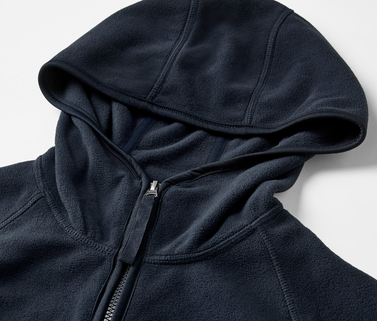 Szczegółowy widok niebieskiej rozpinanej bluzy z polaru z kapturem i zamkiem błyskawicznym.