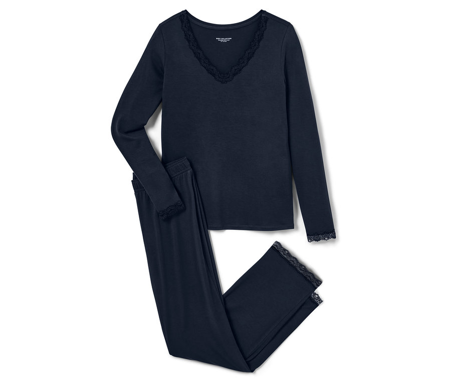Granatowa piżama z długim rękawem i koronką leży na białym tle.