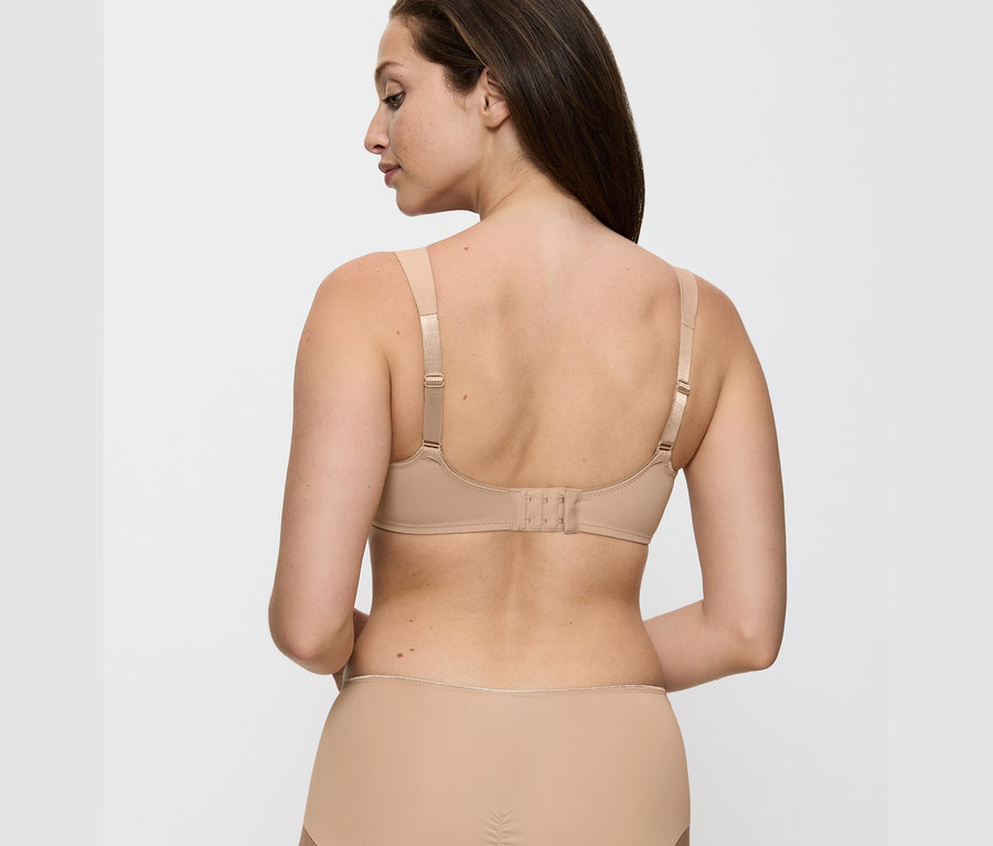 Widok z tyłu kobiety w cielistym biustonoszu Triumph Essential „Minimizer W X”.