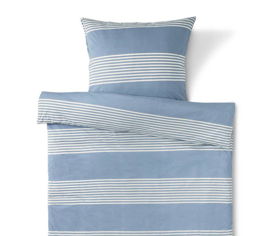Niebiesko-biała pościel w paski z poszewką na poduszkę na górze.