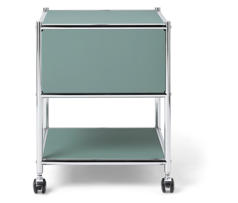 Widok z przodu jasnozielonego stolika pomocniczego z dwiema półkami i chromowaną ramą na białym tle.