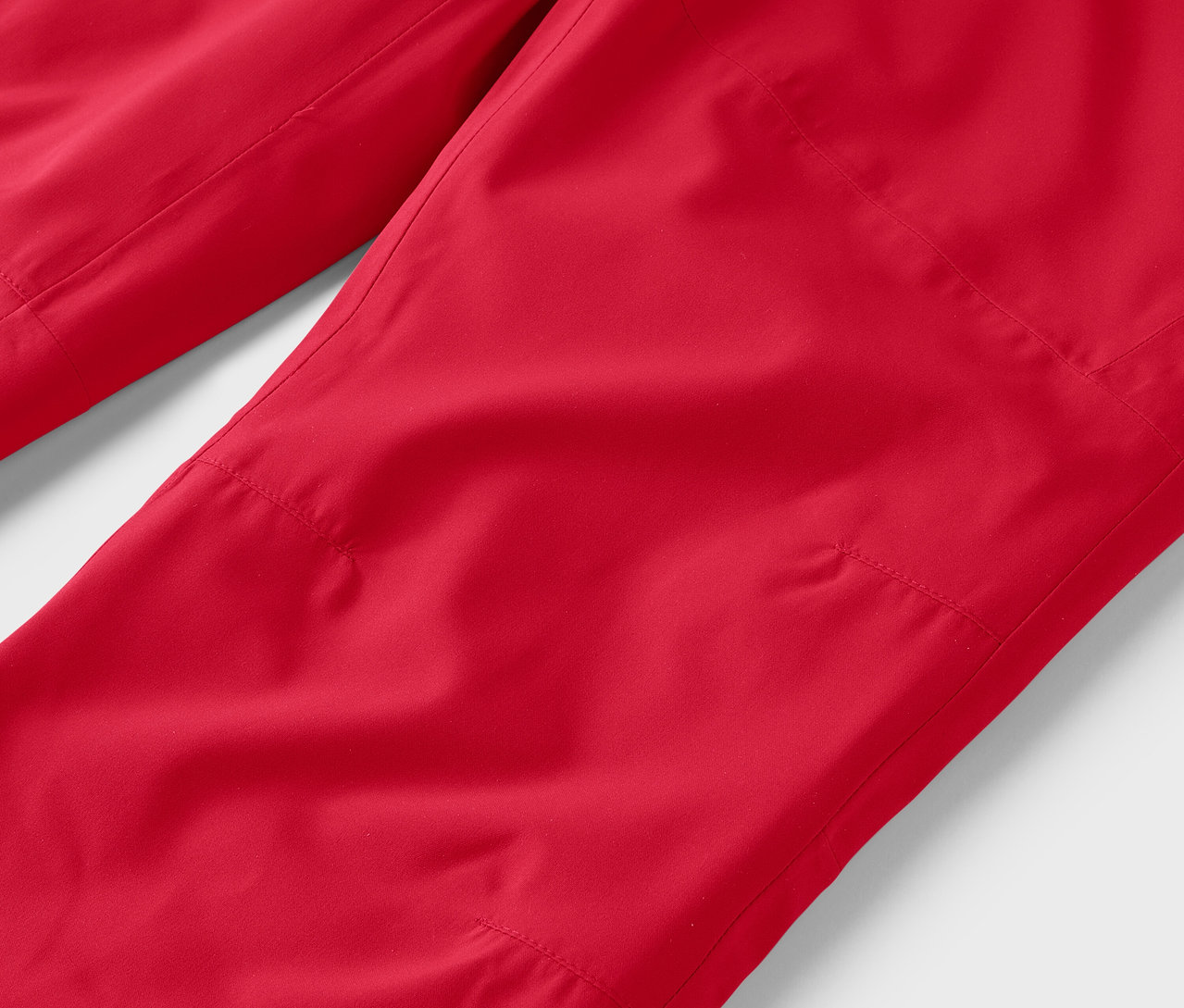 Zbliżenie na czerwone spodnie.