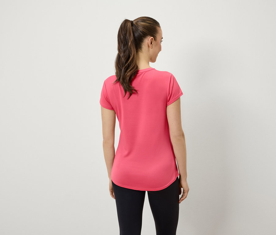 Widok z tyłu kobiety w kucyku, ubranej w różowy t-shirt i czarne legginsy.