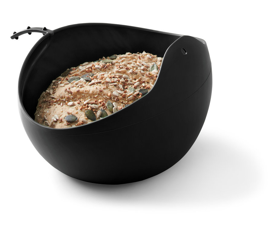 Chleb z nasionami w czarnej misce.