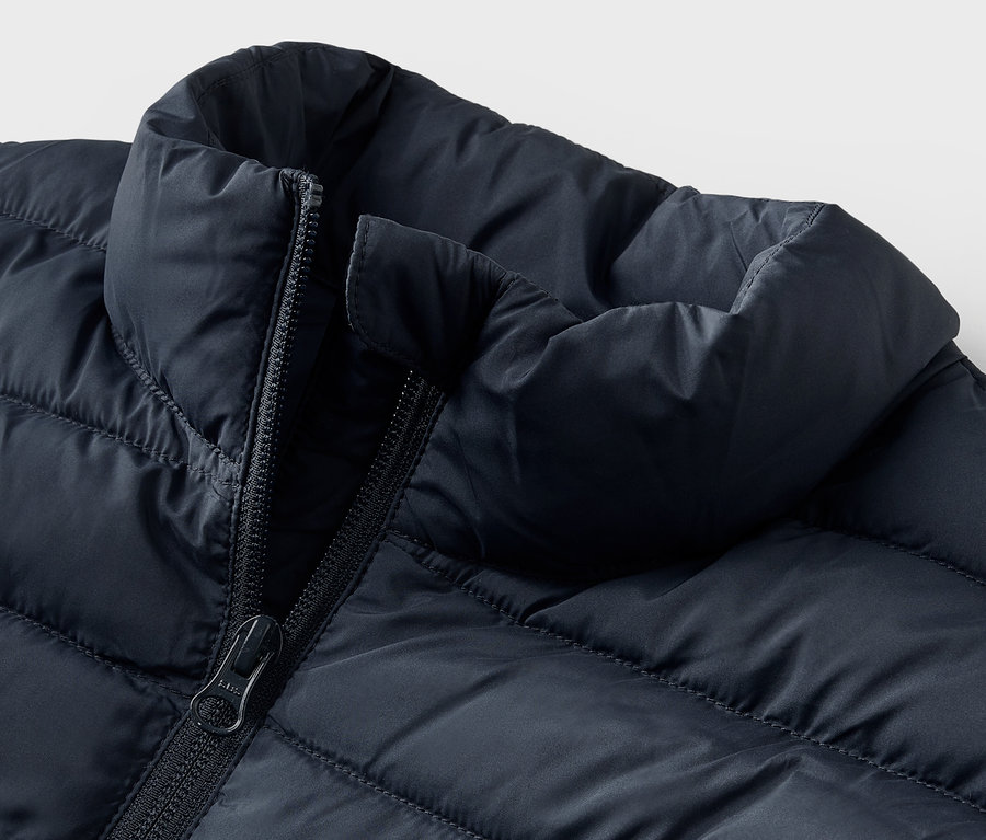 Zbliżenie na kurtkę pikowaną "packable".