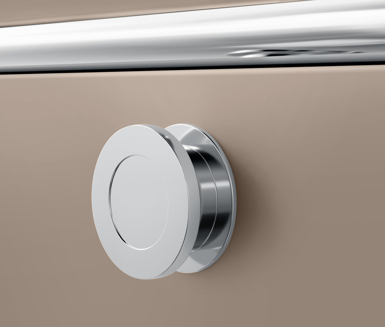 Szczegół chromowanego, okrągłego uchwytu na beżowej powierzchni.