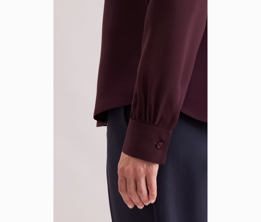 Zbliżenie kobiety w bluzce z wiskozy Seidensticker.