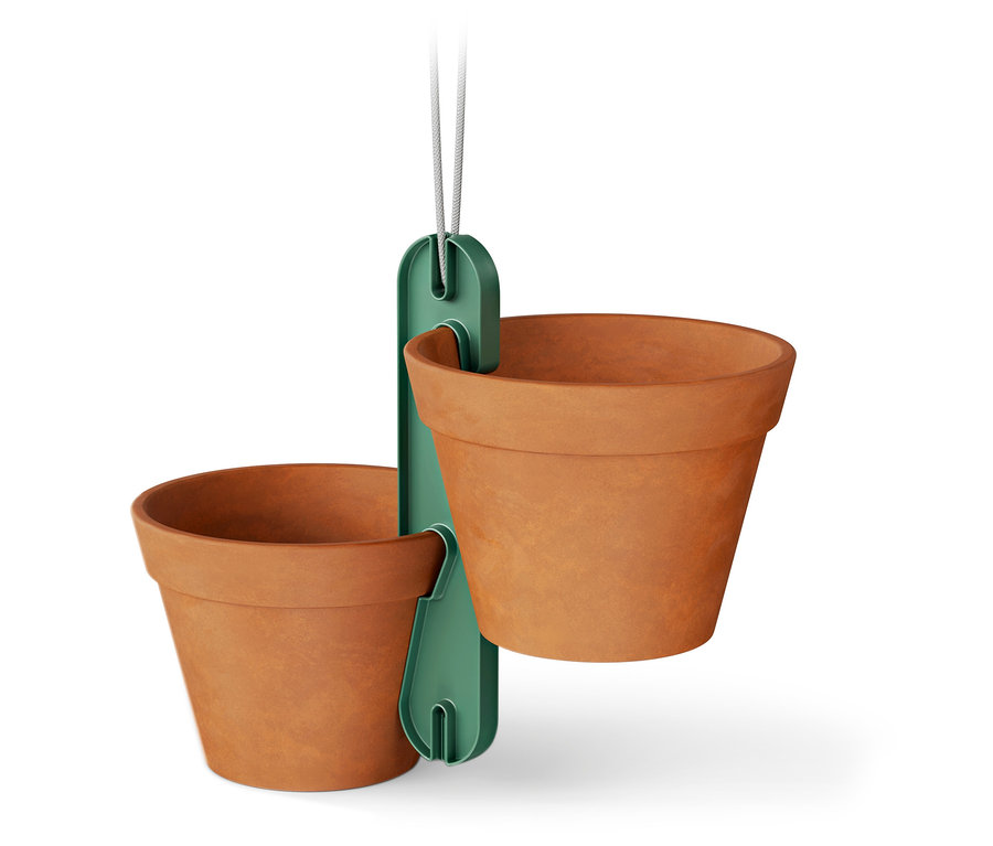 Wiszący zielony uchwyt z dwoma terakotowymi doniczkami.