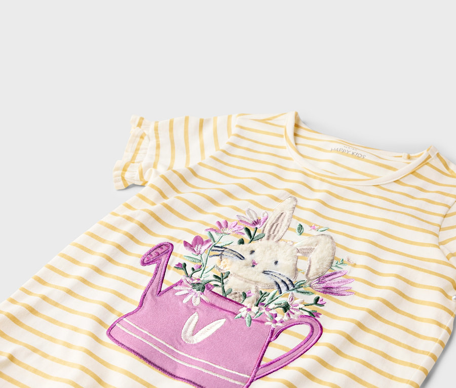 Koszulka w paski z krótkim rękawem i aplikacją królika w różowej konewce.