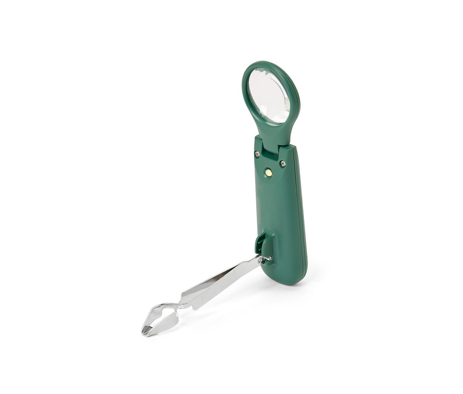 Zielony przyrząd do usuwania kleszczy u zwierząt z diodą LED i pincetą.