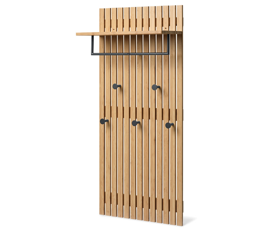 Drewniany wieszak na ubrania z półką i sześcioma haczykami.