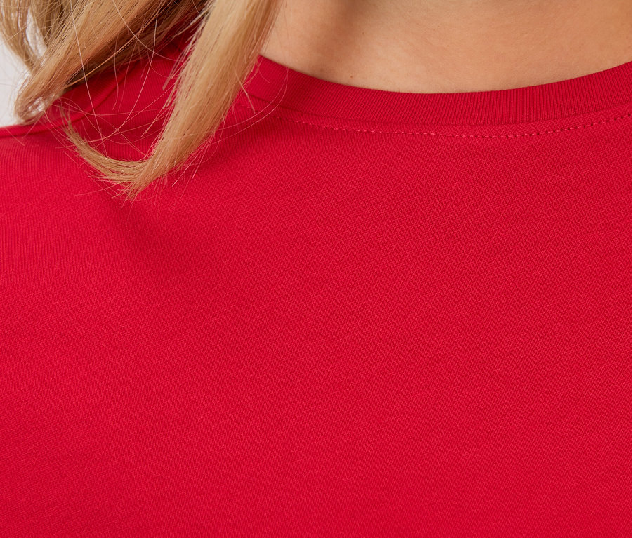Zbliżenie na czerwony T-shirt na kobiecie.