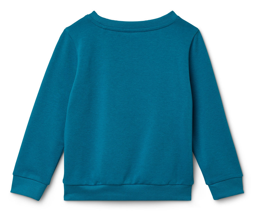 Szczegół niebieskiego swetra z długim rękawem.