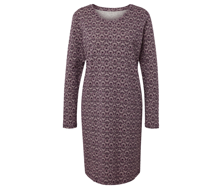 Cały widok fioletowej wzorzystej sukienki z długim rękawem.