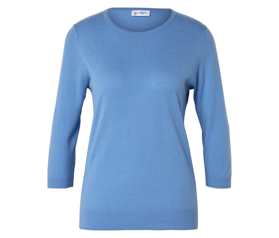 Jasnoniebieski sweter z rękawami trzy czwarte leży na białej powierzchni.