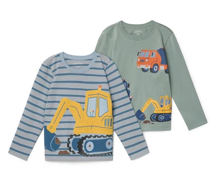 Dwa dziecięce T-shirty z długim rękawem leżą obok siebie. Jeden jest w niebieskie paski z żółtą koparką, drugi jest zielony z betoniarką i koparką.