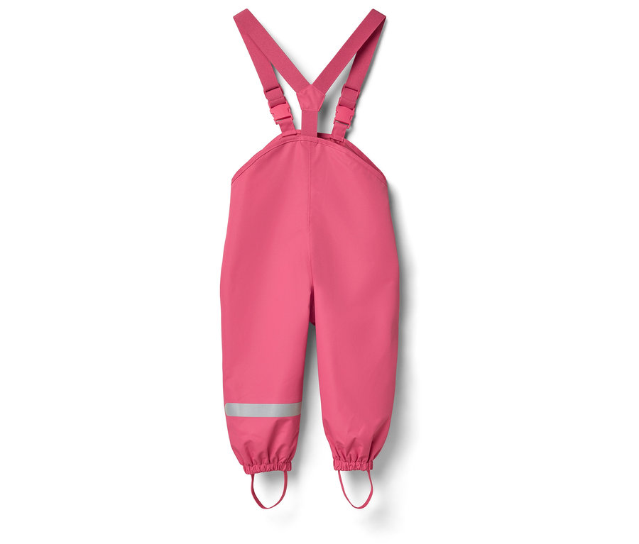 Różowe spodnie przeciwdeszczowe na szelkach z paskami odblaskowymi.