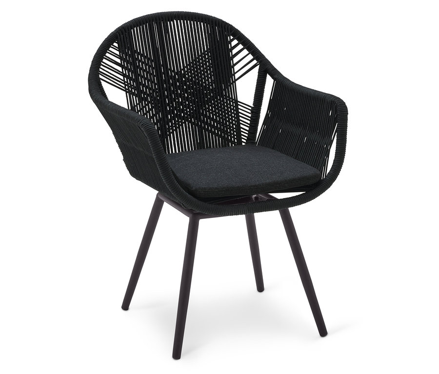 Czarne plecione krzesło z ciemną poduszką i metalowymi nogami na białym tle.