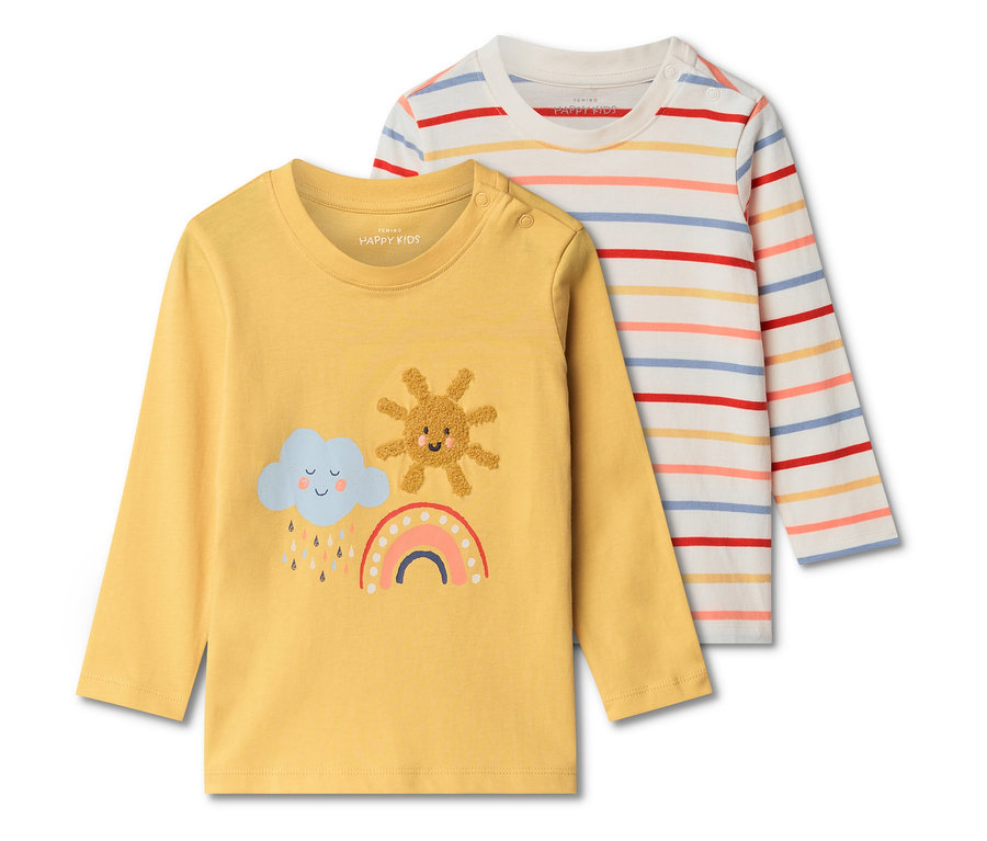 Dwa dziecięce T-shirty z długim rękawem leżą na sobie. Żółta koszulka ma nadruk chmury, słońca i tęczy. Druga koszulka jest biała w kolorowe paski.
