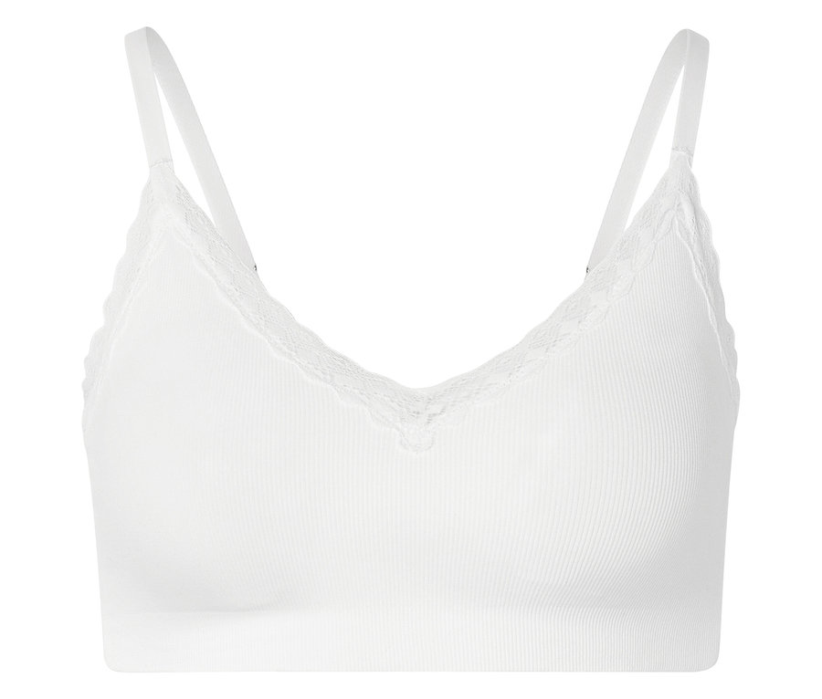 Biały, prążkowany biustonosz typu bralette z koronką i regulowanymi ramiączkami na białym tle.