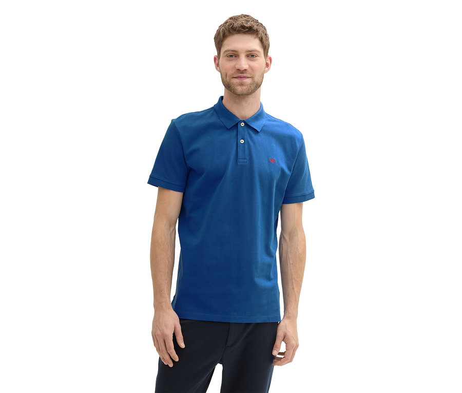 Mężczyzna ma na sobie koszulkę polo Tom Tailor z dzianiny pique, Advanced Blue.