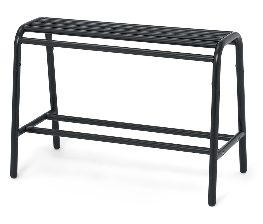 Czarny, metalowy stojak na buty z dwiema półkami na białym tle.