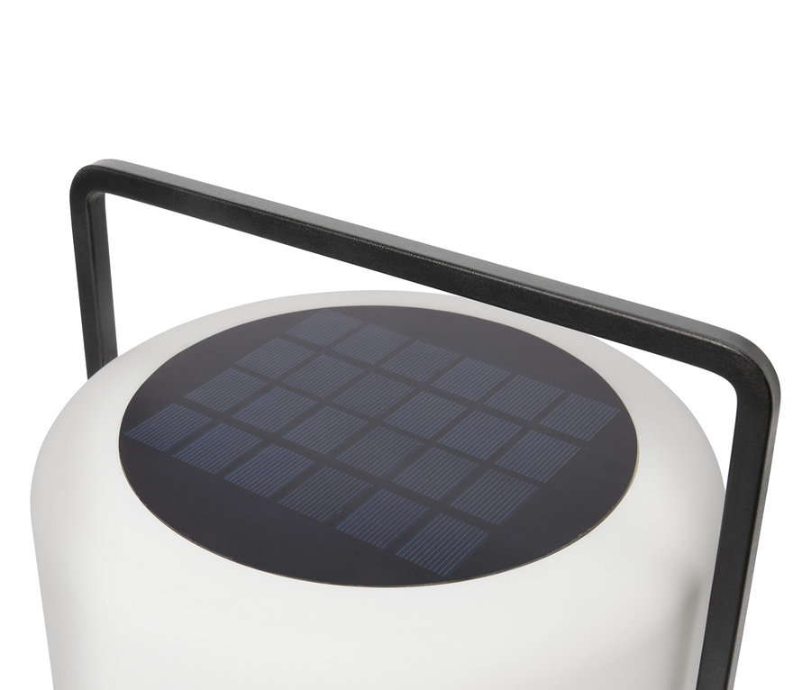 Zbliżenie białej lampy solarnej z czarnym uchwytem i panelem słonecznym.