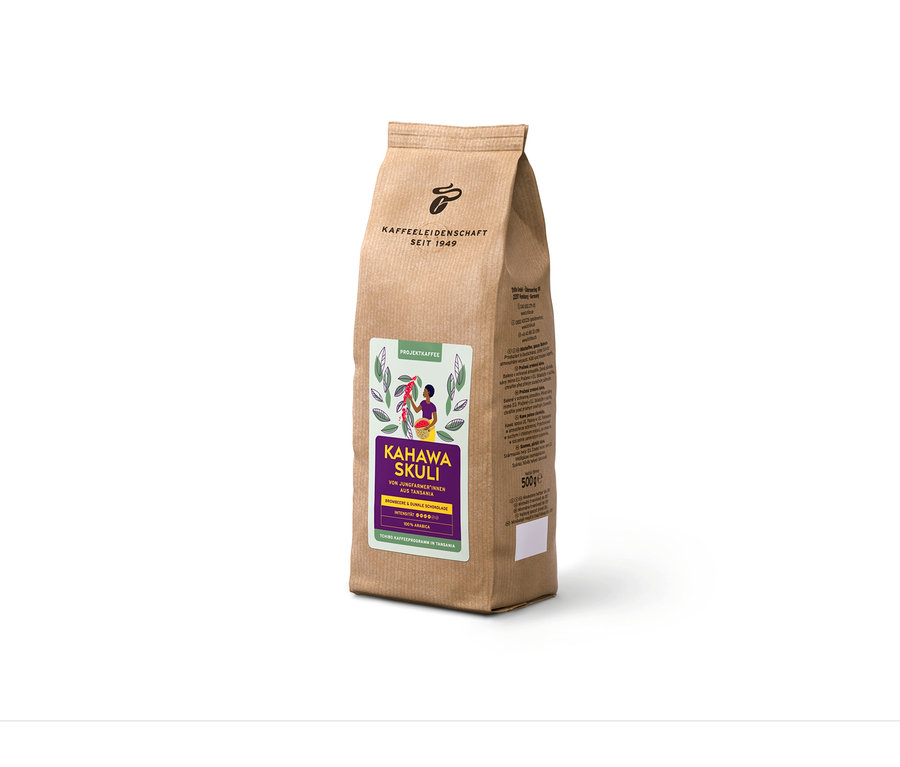 Opakowanie Projektkaffee Kahawa Skuli 500 g. Na opakowaniu znajduje się ilustracja kobiety zbierającej wiśnie kawowe.