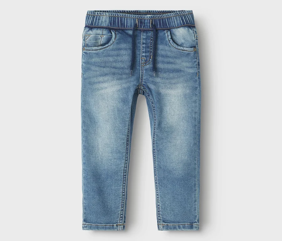 Jasnoniebieskie dżinsy NAME IT Slim Sweat Jeans z elastycznym pasem ze sznurkiem i przednimi kieszeniami.