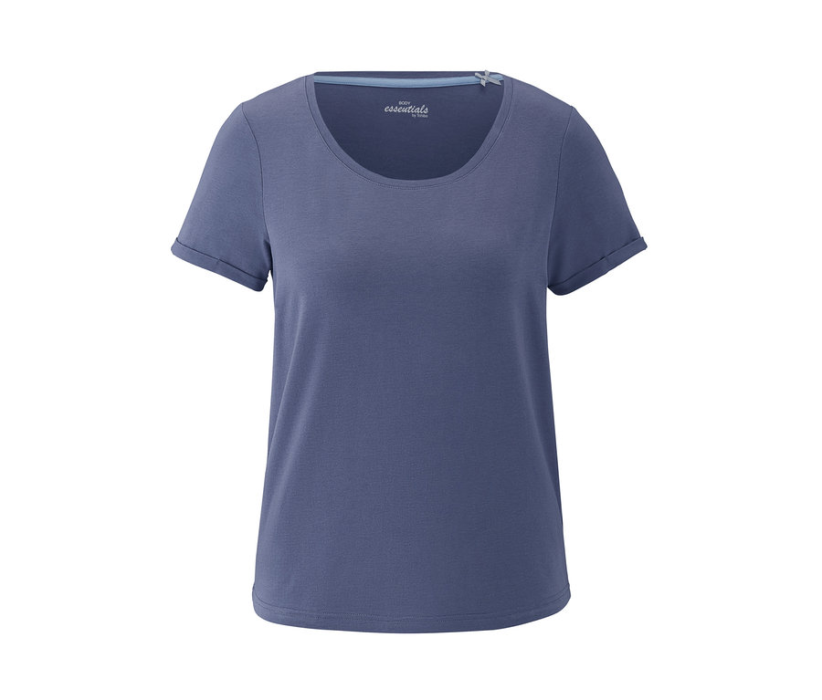 Niebieska damska piżama z T-shirtem i krótkimi spodenkami.