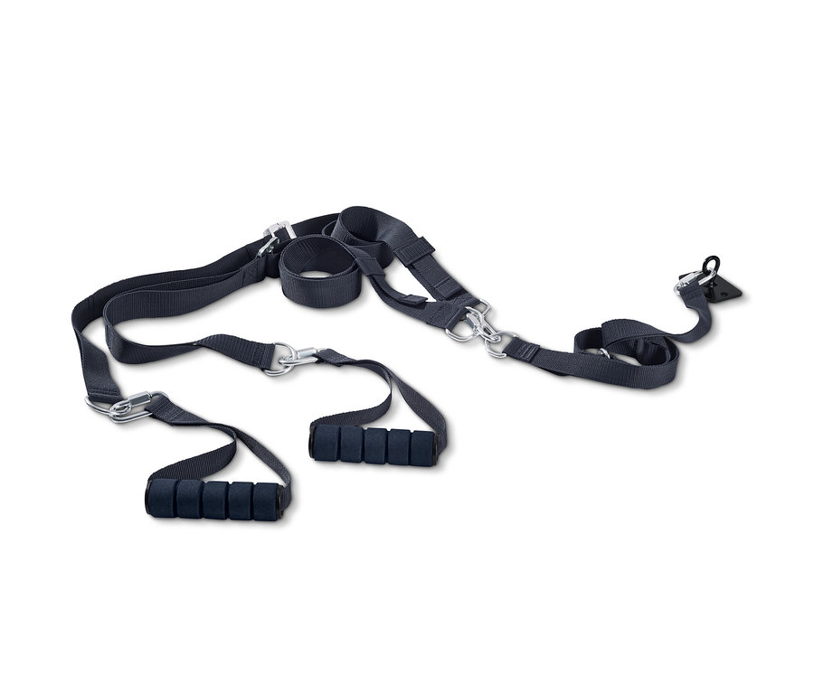 Czarne taśmy do treningu z uchwytami i karabińczykami.