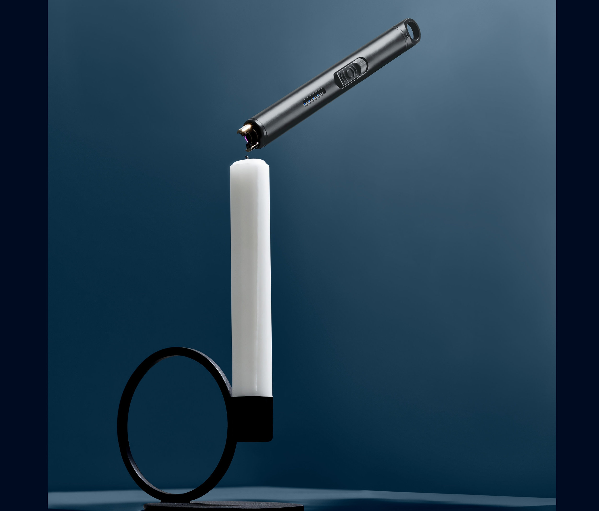 Szary elektryczna zapalniczka plazmowa zapala białą świecę w czarnym świeczniku.