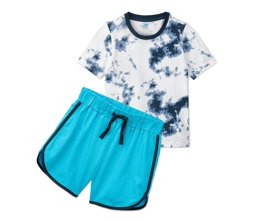 Piżama dziecięca z koszulką tie-dye i niebieskimi szortami.