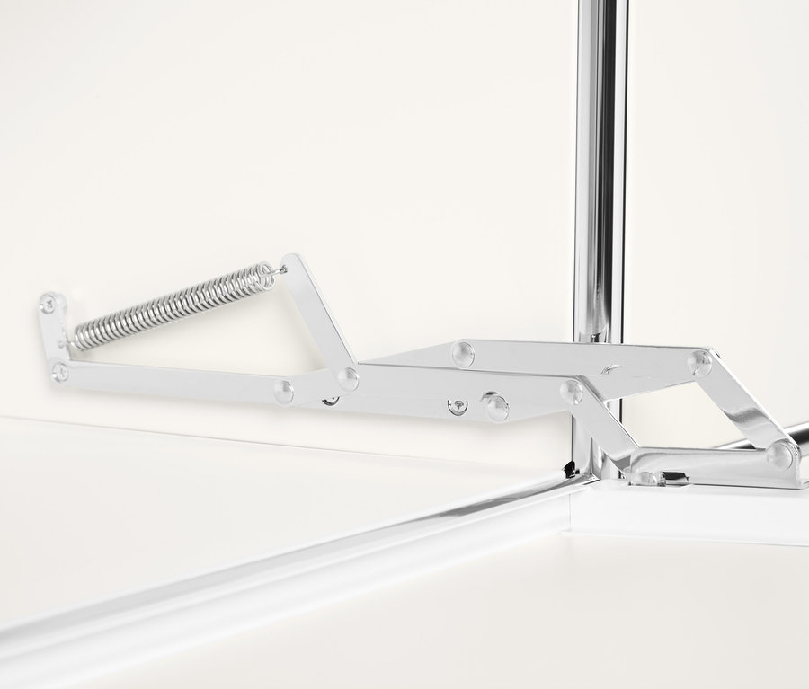 Szczegół białej metalowej szafki typu sideboard »CN3« z klapami i mechanizmem otwierania.