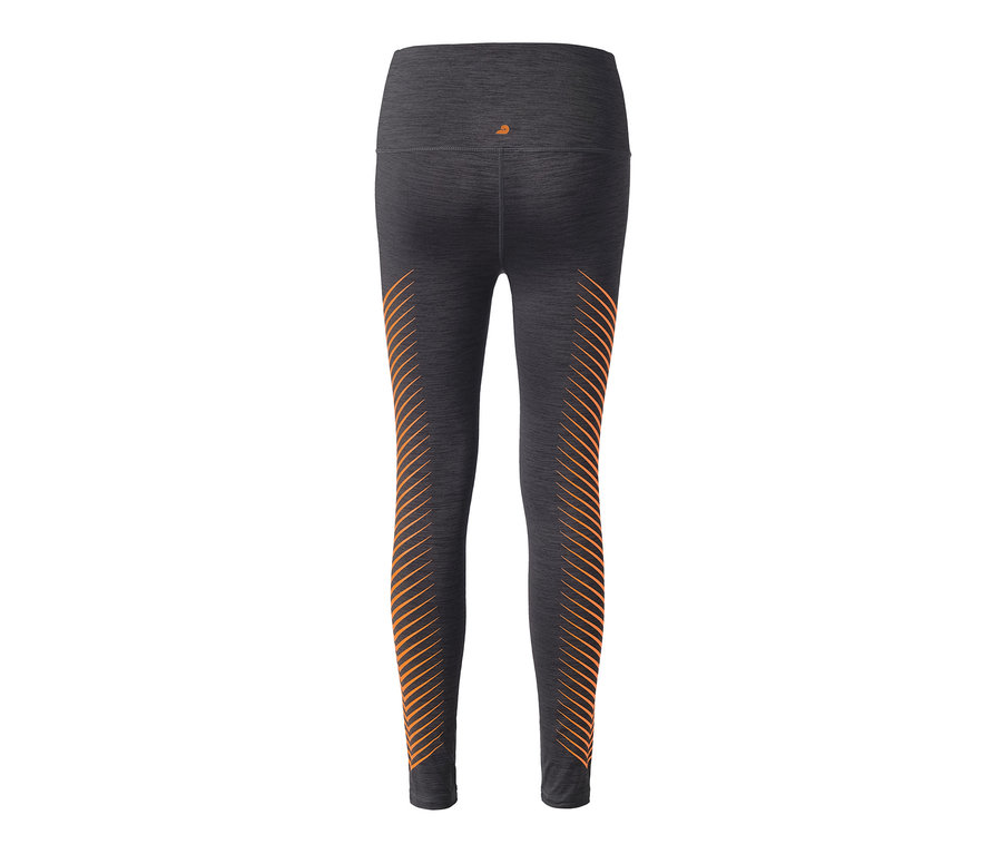 Zbliżenie na damskie legginsy sportowe, czarne z nadrukiem na zewnętrznej stronie nogawek.