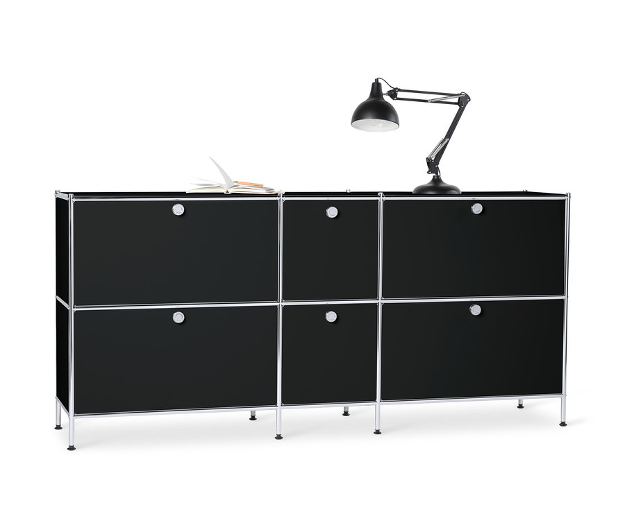 Metalowa szafka typu sideboard »CN3« duża, z 6 komorami z klapami, czarna. Na górze leży otwarta książka i stoi lampa.