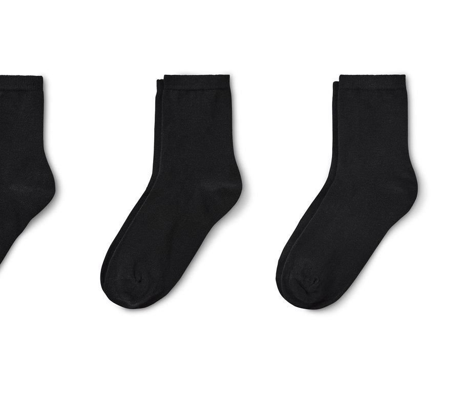 Trzy pary skarpetek.